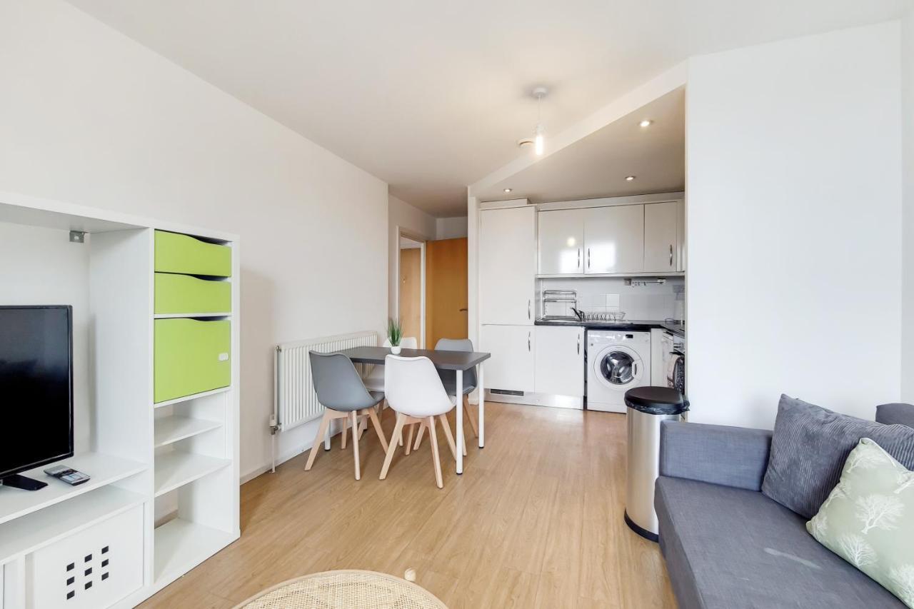 Free Parking - Two Bed Apartment By London Docklands Exterior photo