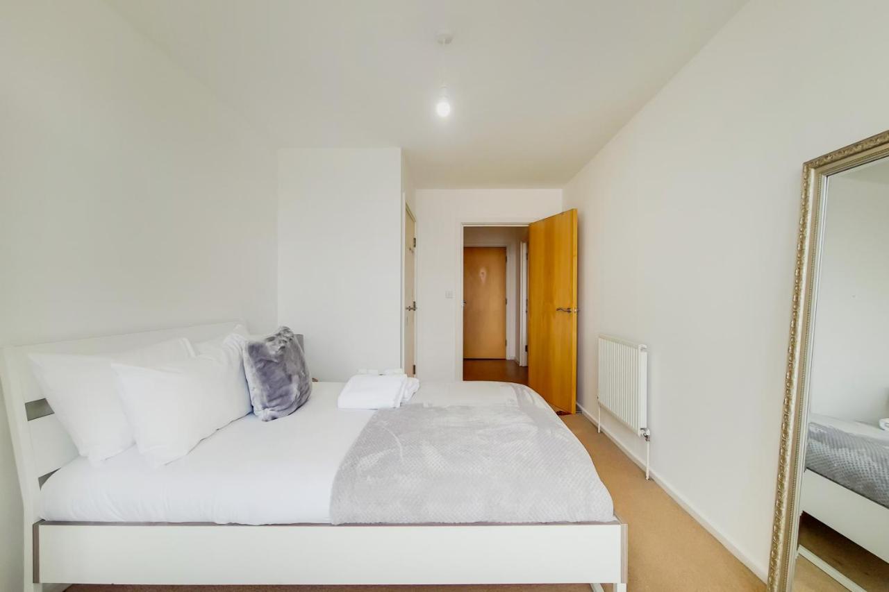 Free Parking - Two Bed Apartment By London Docklands Exterior photo